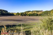 Beginnen wir die Bildergalerie an der Badestelle Hunswinkel in Meinerzhagen. Das Wasser der Listertalsperre wurde bereits um 4,50 Meter abgesenkt.  • © ummeteck.de - Silke Schön